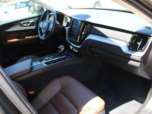 Used 2018 Volvo XC60 T5 Momentum w/ Vision Package AWD/4WD image 31