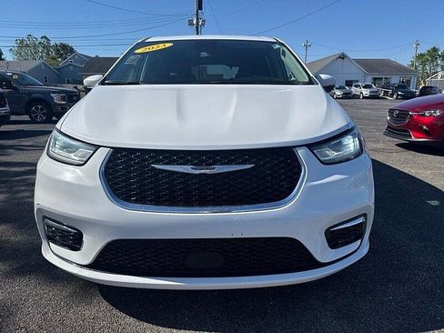 Used 2023 Chrysler Pacifica Touring-L FWD image 2