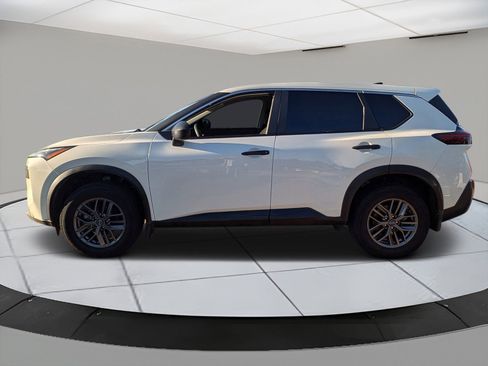 Used 2023 Nissan Rogue S image 2