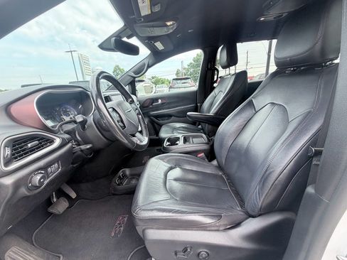 Used 2020 Chrysler Pacifica Touring-L FWD image 21