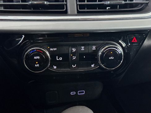 Used 2025 Chevrolet Trax LT w/ LT Convenience Package image 23