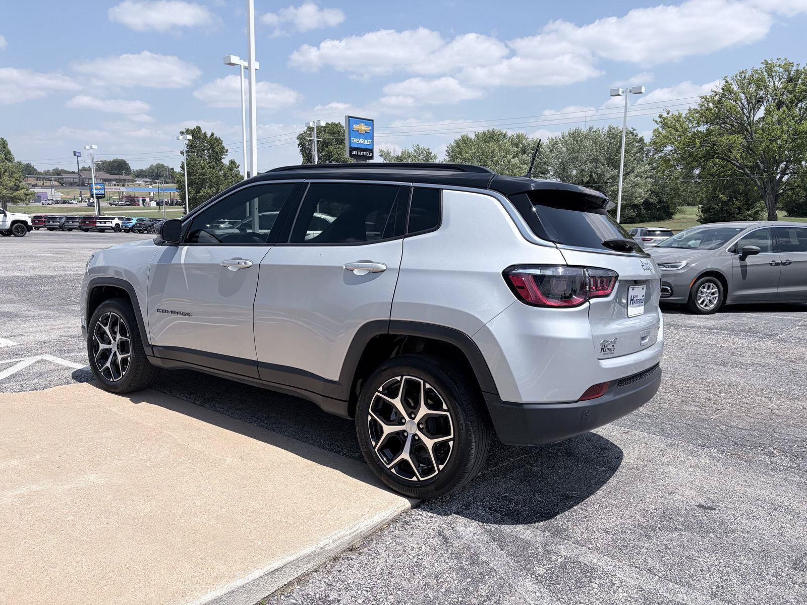 Used 2024 Jeep Compass Limited AWD/4WD image 9