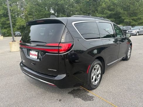 Used 2023 Chrysler Pacifica Limited FWD image 29