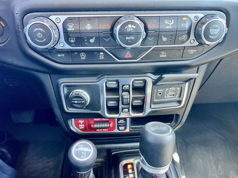 Used 2021 Jeep Wrangler Unlimited Rubicon w/ Cold Weather Group AWD/4WD image 25