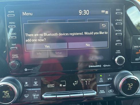 Used 2020 Toyota Highlander LE image 24