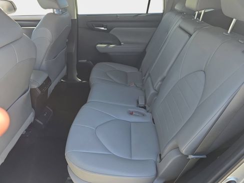 Used 2021 Toyota Highlander XLE FWD image 19