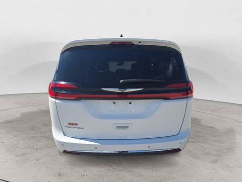Used 2025 Chrysler Pacifica Select FWD image 6