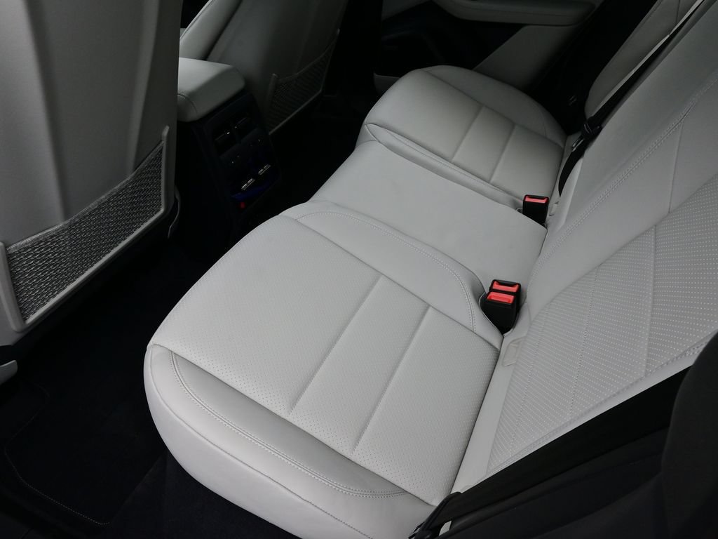 Certified 2025 Porsche Macan Turbo Electric AWD/4WD image 15