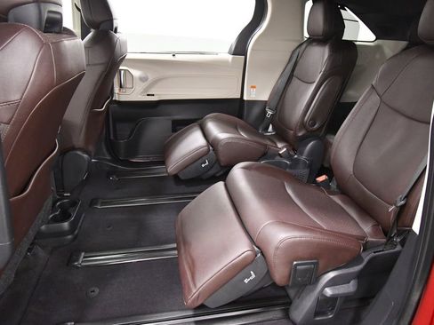 Used 2023 Toyota Sienna Platinum AWD/4WD image 16