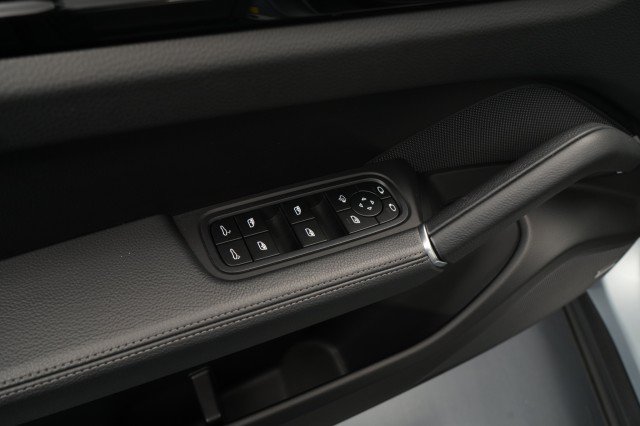 Used 2023 Porsche Cayenne AWD/4WD image 24
