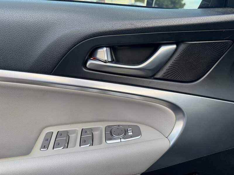 Used 2019 Genesis G70 2.0T Advanced RWD image 20
