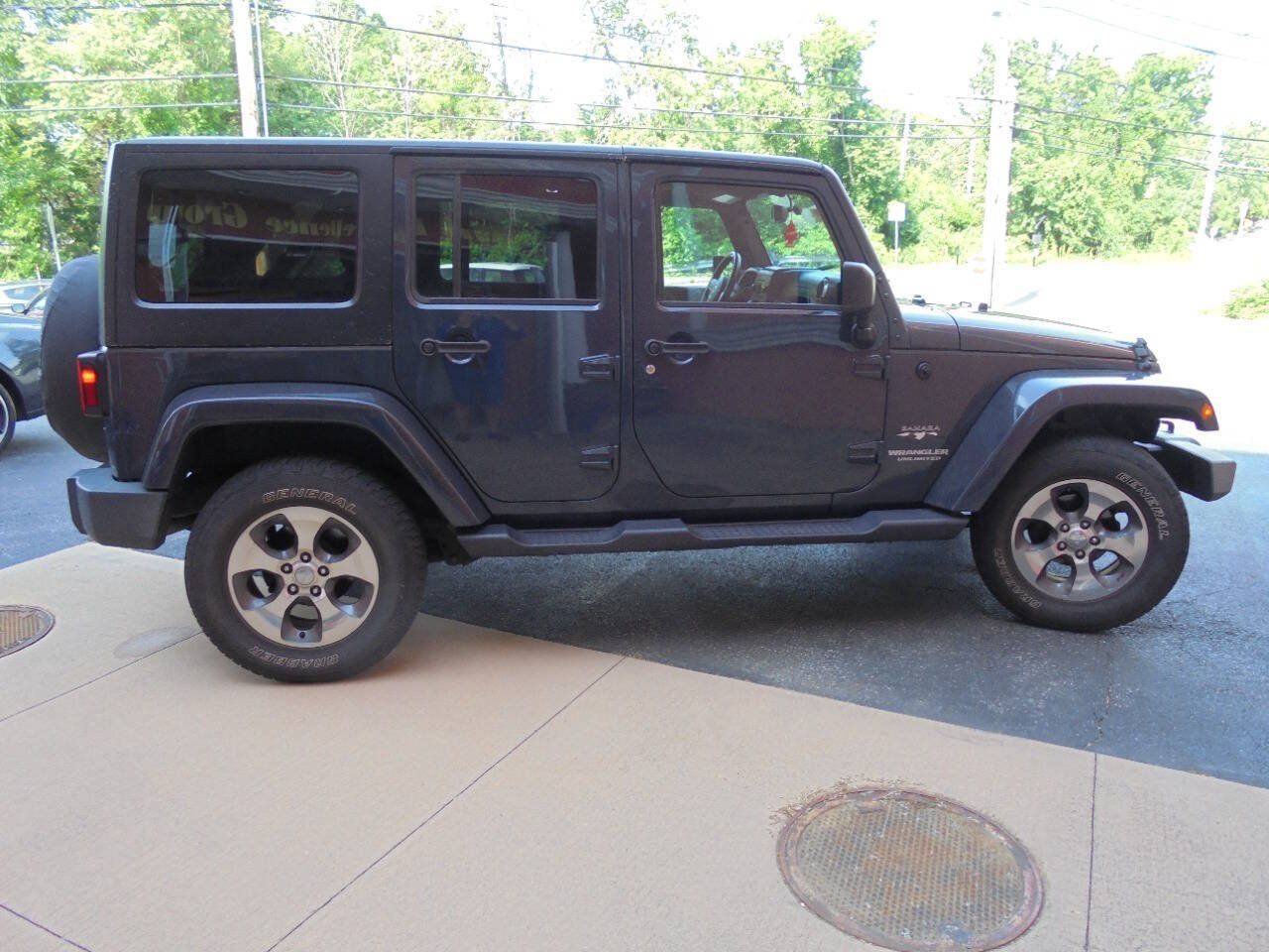 Used 2017 Jeep Wrangler Unlimited Sahara w/ Connectivity Group AWD/4WD image 25