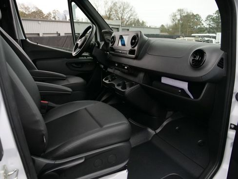 Used 2024 Mercedes-Benz Sprinter 2500 image 40