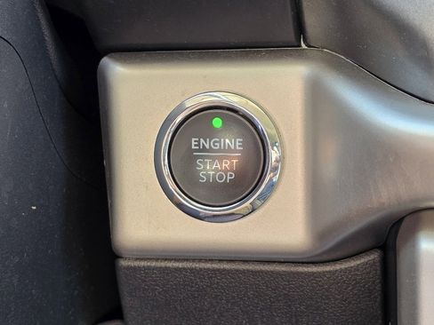 Used 2022 Ford Expedition XLT image 18