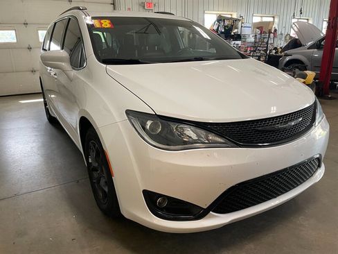 Used 2018 Chrysler Pacifica Touring-L Plus w/ S Appearance Package FWD image 4