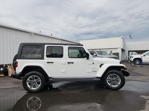 Used 2022 Jeep Wrangler Unlimited Sahara w/ Cold Weather Group AWD/4WD image 6