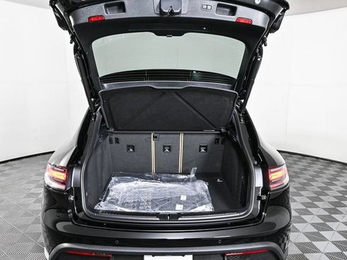 Used 2026 Porsche Macan AWD/4WD image 32