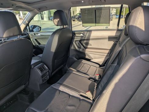 Used 2018 Volkswagen Tiguan SEL Premium FWD image 16