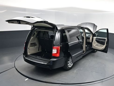 Used 2015 Chrysler Town & Country Touring image 17