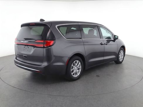 Used 2023 Chrysler Pacifica Touring-L FWD image 4