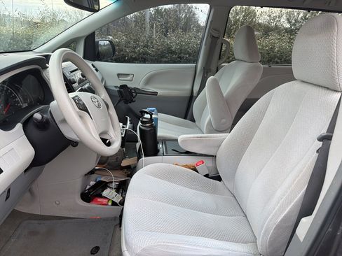 Used 2013 Toyota Sienna LE image 8