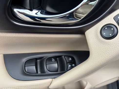 Used 2016 Nissan Rogue SV w/ SV Premium Package image 14