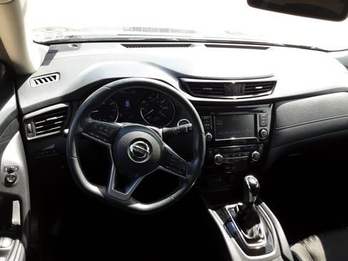 Used 2018 Nissan Rogue SV image 18