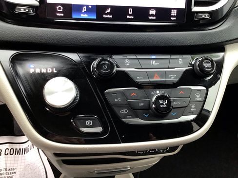 Used 2022 Chrysler Pacifica Touring-L image 23