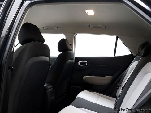 Used 2020 Hyundai Venue SEL FWD image 14
