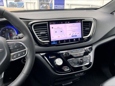 Used 2025 Chrysler Pacifica Select image 7