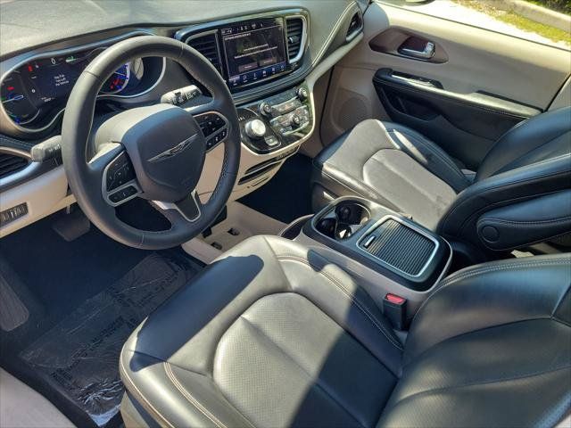 Used 2023 Chrysler Pacifica Touring-L FWD image 18