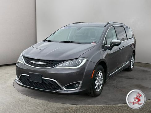 Used 2019 Chrysler Pacifica Limited image 3