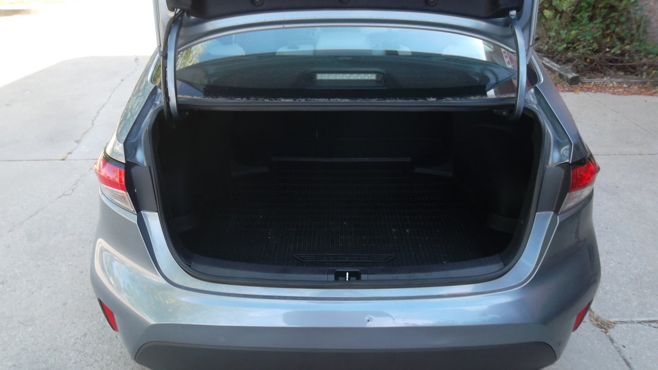 Used 2024 Toyota Corolla LE FWD image 6