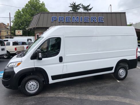 Used 2024 RAM ProMaster 2500 w/ Convenience Group FWD image 2
