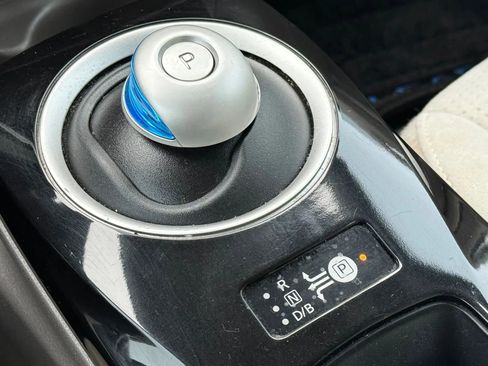 Used 2015 Nissan Leaf SV image 24