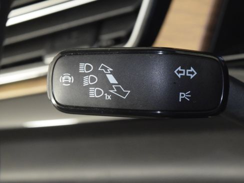 Used 2025 Volkswagen Atlas SE image 24