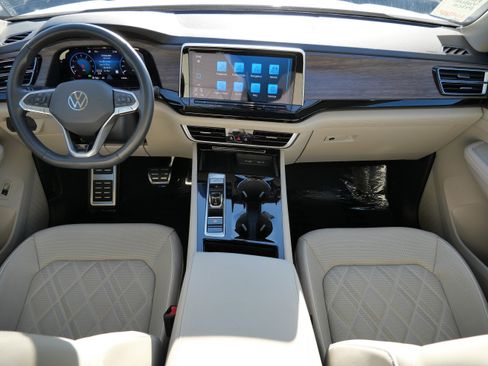 Certified 2025 Volkswagen Atlas SEL Premium R-Line image 10