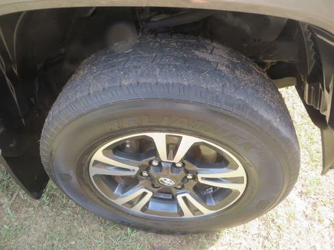 Used 2016 Toyota Tacoma TRD Sport w/ Towing Package image 25