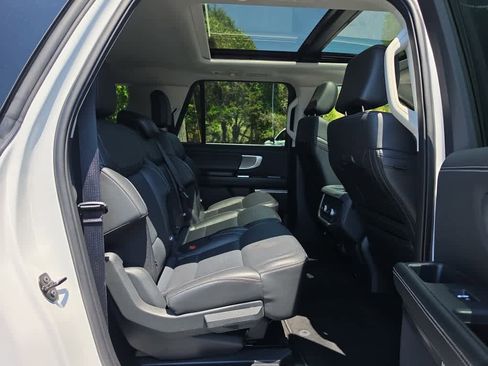 Used 2025 Ford Expedition Max Platinum AWD/4WD image 27