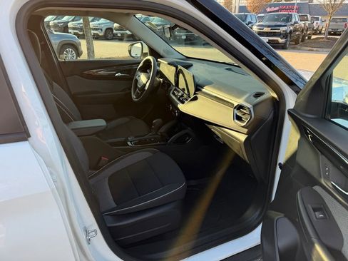 Used 2025 Chevrolet TrailBlazer LT w/ Driver Confidence Package image 24