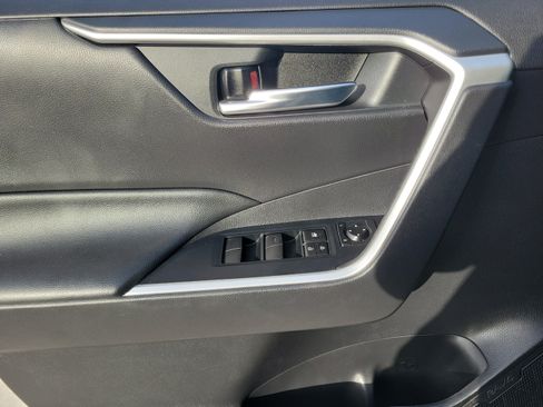 Used 2020 Toyota RAV4 XLE w/ Convenience Package FWD image 13