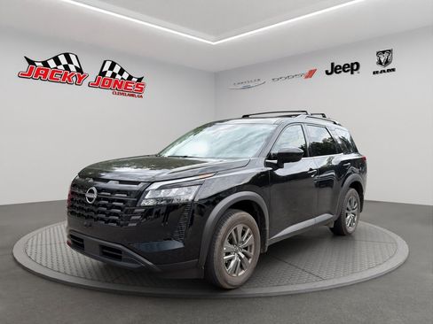Used 2026 Nissan Pathfinder SV FWD image 1