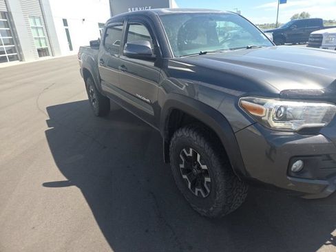 Used 2017 Toyota Tacoma TRD Off-Road AWD/4WD image 9