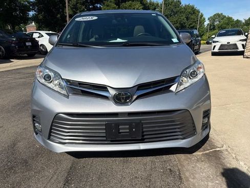 Used 2018 Toyota Sienna XLE w/ XLE Navigation Package FWD image 2