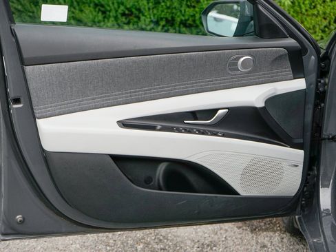 Used 2025 Hyundai Elantra Limited image 13