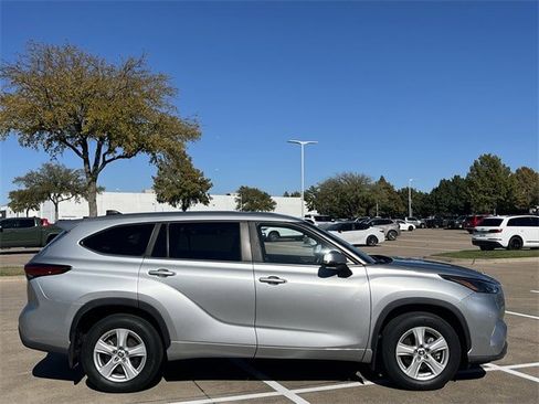 Used 2023 Toyota Highlander LE image 3