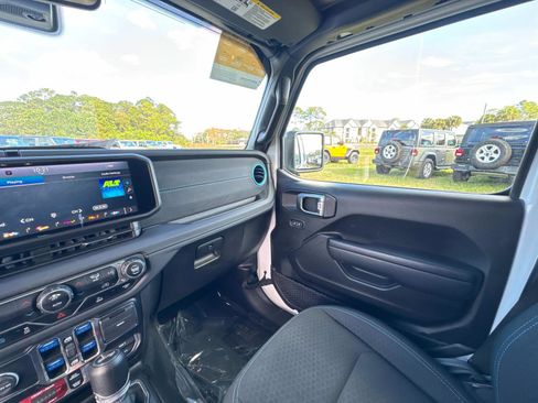 Used 2024 Jeep Wrangler Unlimited Rubicon 4xe image 31