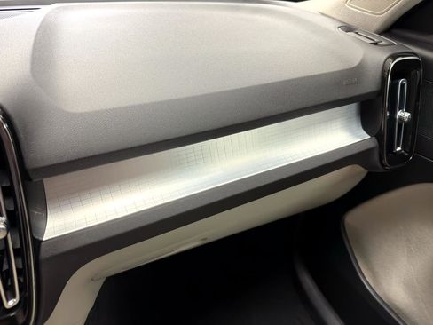 Used 2022 Volvo XC40 T5 Momentum image 26