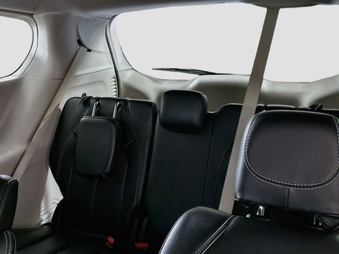 Used 2024 Chrysler Pacifica Touring-L FWD image 28