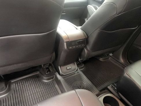 Used 2024 Toyota Highlander XLE AWD/4WD image 25